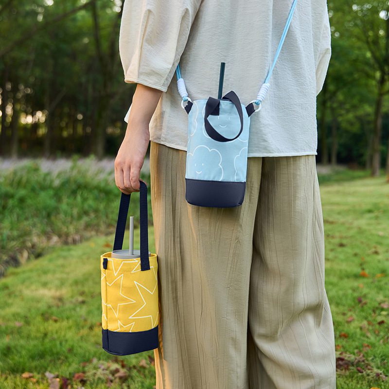 撞色飲料杯袋 - 背包客製館 客製化保溫杯套環保奶茶飲料提袋隔熱便攜手拎水杯奶瓶布袋子: - 能有效保護咖啡杯或奶茶杯,同時彰顯品質與時尚感。 - 斜跨手提設計:便於攜帶,適合在戶外、旅行、上班等場景中使用。 有多種顏色可供選擇,可以局部印刷 LOGO 和標語,滿足不同的個性化需求。 圓桶設計的帆布水杯袋,七款顏色印花,清新可愛,不僅能裝水杯,拎點水果、零食、折疊傘等出行物品。輕輕提起,隨性不拘束,是你出行的必備好物。 客製 - 背包客製館 撞色飲料杯袋