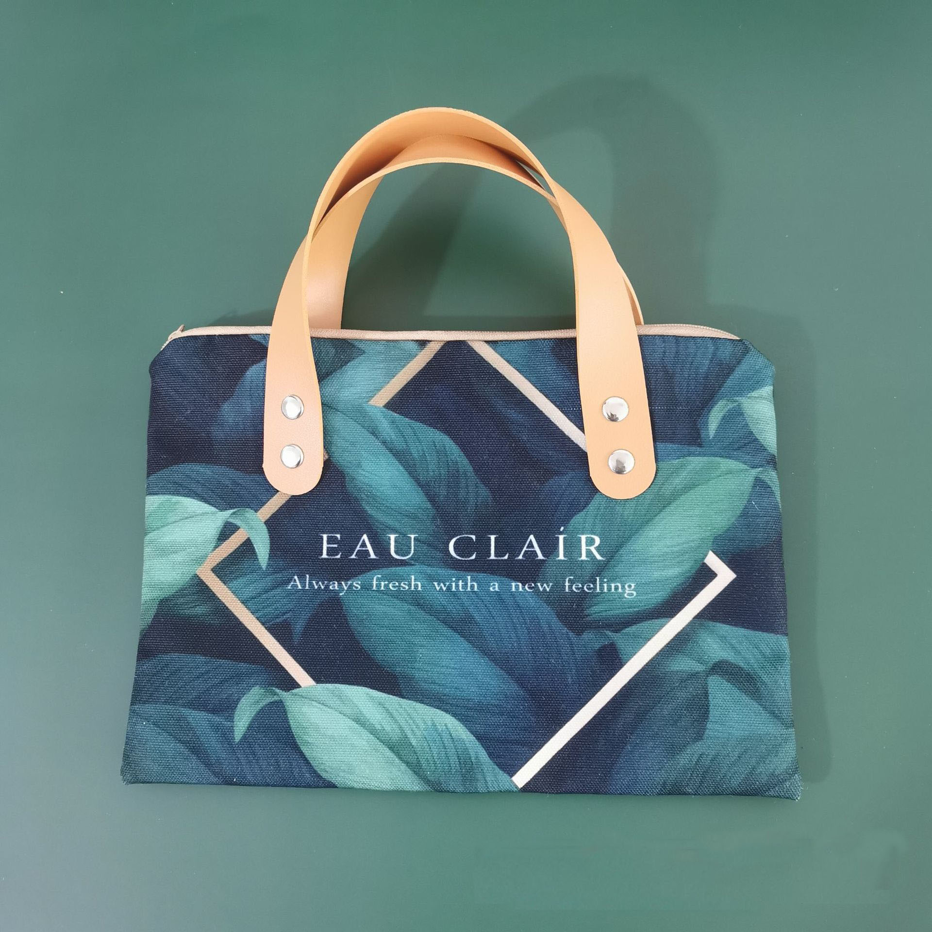 彩印帆布拉鍊手提包 - 背包客製館 1.印刷位置:可以局部印刷LOGO和標語 2.適用介紹:學校,教育機構,辦公室,政府部門,贈品派送 3.用途功能:適合個性化設計,熱昇華印刷工藝優點顏色鮮豔,速度快可水洗。 客製 - 背包客製館 彩印帆布拉鍊手提包