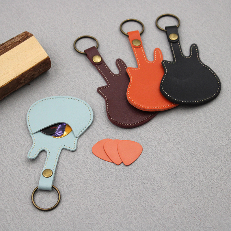 吉他撥片鑰匙扣 - 背包客製館 【優質皮革】:吉他撥片收納鑰匙扣由優質PU製成。吉他撥片、Base撥片或Ukulele撥片收納盒為您的樂器增添一絲精緻感。 【便攜式攜帶】便攜式吉他撥片支架整理器帶鑰匙扣和掛鉤,易於攜帶,不佔用空間。外出時,您可以將其掛在背包或吉他包上。吉他形狀的獨特外觀使吉他撥片收納袋更容易識別且易於找到。 【獨特的禮物創意】這款吉他撥片收納架是送給您的孩子、朋友和吉他手的絕佳禮物,也非常適合在音樂愛好者。 客製 - 背包客製館 吉他撥片鑰匙扣