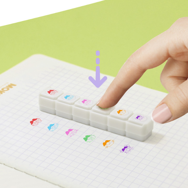 6聯訂製按壓印章 - 背包客製館 首先,它能大幅提升手帳製作效率。一次按壓就能同時印出六個相同的圖案或文字,不需要重複蓋印,特別適合製作行事曆、週計劃等需要重複性元素的版面。 第二,印章的品質穩定且整齊劃一。因為是訂製的按壓式印章,每次蓋印的深淺度都很均勻,不會像一般印泥印章容易出現輕重不一的情況。這讓整本手帳的視覺效果更加專業美觀。 第三,它具備高度客製化的優勢。你可以根據個人需求設計專屬的圖案組合,像是日期、天氣、心情符號等常用元素都能整合在同一個印章中,既方便又能展現個人風格。 客製 - 背包客製館 6聯訂製按壓印章