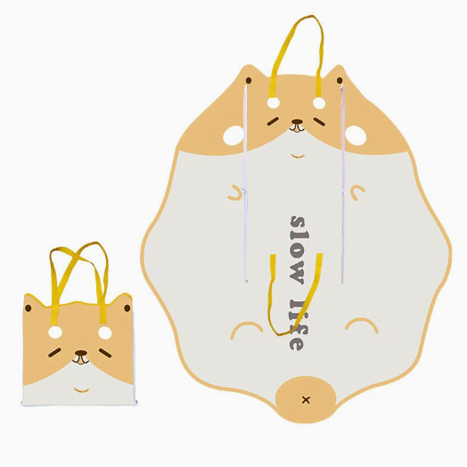 手提防水野餐墊 - 背包客製館 防水防潮:隔絕草地濕氣,保持乾爽舒適,不怕弄髒衣物。 方便攜帶:輕巧易收納,手提設計輕鬆帶著走,隨時隨地享受野餐樂趣。 多功能用途:不僅是野餐墊,還可當沙灘墊、遊戲墊,一物多用超划算。 客製 - 背包客製館 手提防水野餐墊