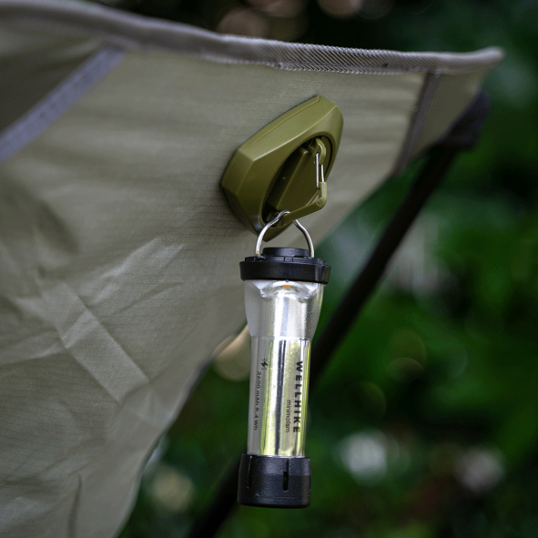 多功能三角磁吸掛鉤 - 背包客製館 三角造型陞級成封閉式掛鉤:懸掛物不易掉落,並且底部新增一個1/4黃銅質感介面,三角造型讓它能够巧妙地利用角落或垂直空間,有效新增收納面積而不佔用大量空間。 安裝便捷且無痕:磁吸設計讓您可以直接吸附多種材質表面上,不需要鑽孔或使用黏膠,避免牆面受損。 當您需要移除或重新擺放時,也不會留下難看的痕迹。 多功能且節省空間:設計多樣化,可以同時作為掛鉤、收納架或支撐物使用,適合廚房、浴室、臥室戶外露營等各種空間。 客製 - 背包客製館 多功能三角磁吸掛鉤