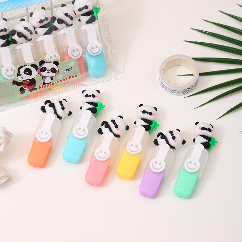 熊貓螢光筆 - 背包客製館 熊貓螢光筆是一種可愛且實用的文具用品。這種螢光筆以熊貓為設計主題,將可愛的熊貓元素融入到廣告筆的筆蓋中。 熊貓螢光筆通常具有以下特點: 多色選擇:藍色,黃色,綠色,紫色,粉色,橙色。 實用性:作為螢光筆,它主要用於標記重點文字,在閱讀和學習過程中非常有用。 熊貓螢光筆不僅實用,還能為日常學習或辦公增添一些趣味性。它的可愛外形使其成為學生、文具愛好者,以及熊貓迷們的喜愛對象。這種設計也體現了文具產品在功能性之外,對美觀和趣味性的追求。 客製 - 背包客製館 熊貓螢光筆