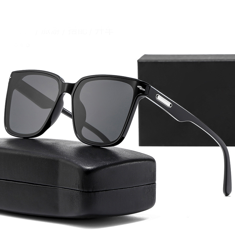 太陽眼鏡 - 背包客製館 太陽眼鏡不僅僅是一種時尚配件,更是一種實用的工具,能夠保護我們的眼睛免受紫外線的傷害。 太陽眼鏡的功能 • 防護紫外線: 太陽眼鏡最主要的功能就是阻擋紫外線,保護眼睛免受紫外線的傷害,減少患上白內障、黃斑變性等眼疾的風險。 • 減輕眩光: 太陽眼鏡可以有效減輕強光和眩光對眼睛的刺激,提高視覺舒適度。 • 遮擋灰塵和風沙: 在戶外活動時,太陽眼鏡可以有效遮擋灰塵和風沙,保護眼睛。 1.印刷位置:可以局部印刷LOGO和標語 2.適用介紹:學校,家庭,教育機構,辦公室,政府部門,贈品派送 客製 - 背包客製館 太陽眼鏡