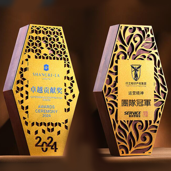 六邊形木質金屬獎座 - 背包客製館 1.印刷位置:可以局部或滿版印刷LOGO和標語。 2.適用介紹:公司活動,學校,政府部門,文宣或贈品派送。 六邊形木質金屬獎座是一種結合了木頭和金屬的獎項設計,具有獨特的形狀和高端的外觀。 •獨特形狀:六邊形的設計使得獎座在視覺上更具吸引力,相比傳統的圓形或方形獎座,六邊形能夠帶來新穎和現代感。 •訂製選項:提供刻字服務,可以在獎座上刻上獲獎者的名字、頒獎日期或特別訊息,使其更具個人化和紀念價值。 客製 - 背包客製館 六邊形木質金屬獎座