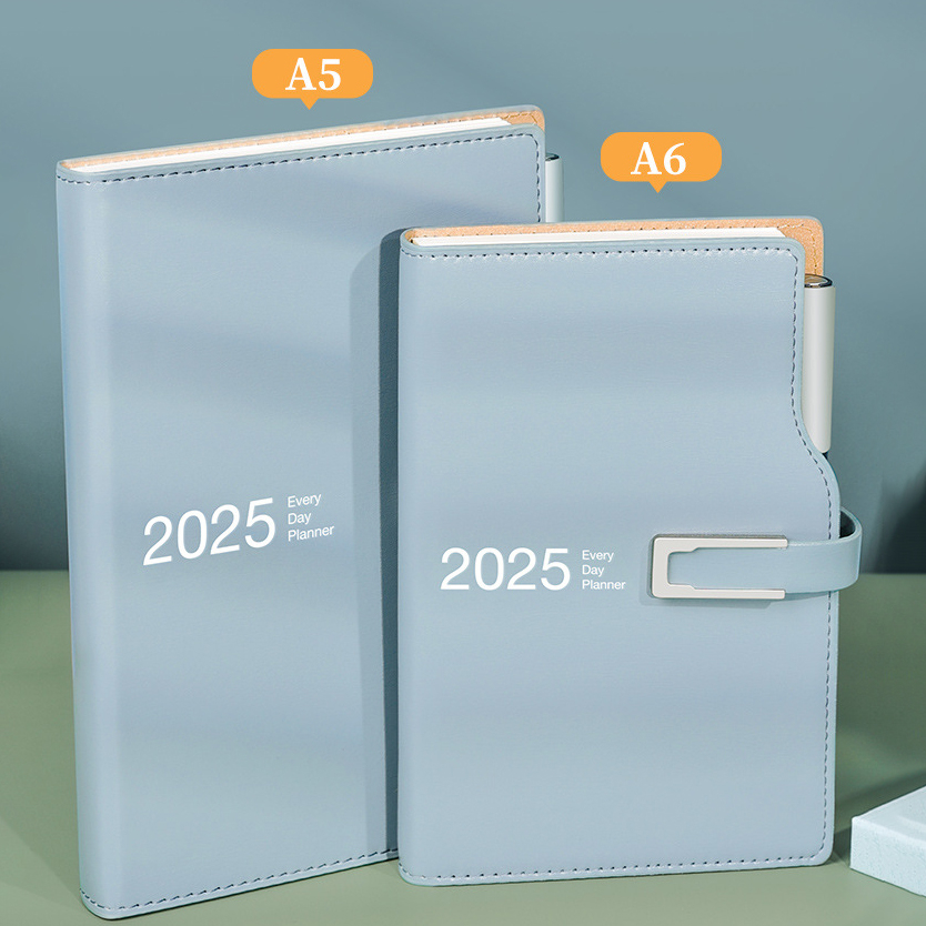 2025訂製工商日誌 - 背包客製館 2025訂製工商日誌,搭配金屬磁扣,並且有一支中性筆。 紙質:80g加厚書寫紙 筆記本有兩個尺寸:A5: 215x160x26MM,內頁 210x140MM;A6: 188x120x26MM,內頁185x105MM 封面可以訂製不同效果logo,例如壓印,燙金,燙銀等。 客製 - 背包客製館 2025訂製工商日誌