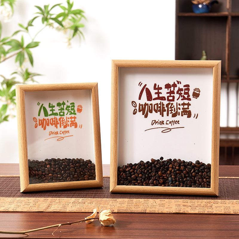 創意咖啡豆相框 - 背包客製館 多麼有創意的咖啡豆展示相框,送給咖啡愛好者! 這個展示相框不僅是一個漂亮的牆壁裝飾,也是一種有趣的方式祝福家人朋友生日快樂、祝賀的禮品。 這個木展示相框可以輕鬆打開並重新裝滿咖啡豆。它也可以是壁掛或桌子或書桌個性化裝飾。 這也是一個有趣的牆壁藝術,可以掛在廚房或酒吧區。 客製 - 背包客製館 創意咖啡豆相框