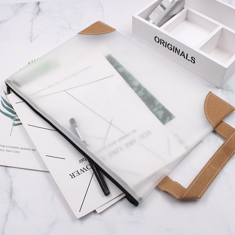 創意手提透明PVC拉鍊文件袋 - 背包客製館 這款透明PVC拉鍊文件袋,不僅能讓你的文件一目了然,更能彰顯你的時尚品味。 拉鍊設計,安全防護,輕巧便攜,是上班族、學生族、旅行愛好者的最佳選擇。 支持訂製服務,你可以選擇喜歡的圖案、顏色和文字,打造專屬你的獨一無二文件袋。 客製 - 背包客製館 創意手提透明PVC拉鍊文件袋