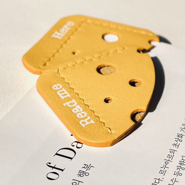 起司書簽 - 背包客製館 1.印刷位置:可以局部印刷LOGO和標語 2.適用介紹:學校,教育機構,辦公室,政府部門,贈品派送 3.用途功能:PU書籤是一款兼具美觀與實用性的文具產品,特別受到書迷和學生的喜愛” 客製 - 背包客製館 起司書簽