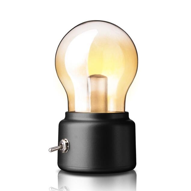 燈泡小夜燈 - 背包客製館 1.復古回潮,燈泡燈,為家居或辦公空間增添溫馨氛圍。 2.輕觸操作便捷實用,適合兒童與長者使用。 3.柔和光線護眼舒適:發出柔和暖光,有助保護眼睛,營造舒適的閱讀與休息環境。 客製 - 背包客製館 燈泡小夜燈