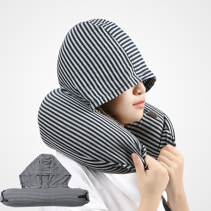 條紋連帽U型旅行頸枕 - 背包客製館 連帽U型旅行頸枕禮品,使用貼合人體的超細微粒子及高彈性的外套,長途旅行,辦公室休息,戶外露營必備用品,也是很多旅社,公司企業,團體機構,批量訂造送給客戶,僱員,團隊成員的熱門紀念品之一。 1. 高克重加厚針織棉面料,是普通U型枕面料厚度的3倍; 2. 食品級微粒子填充,抗菌環保,回彈力佳,不易變形; 3. 專業扣具製作搭扣,根據需要隨意切換。 客製 - 背包客製館 條紋連帽U型旅行頸枕