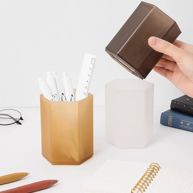 輕奢簡約大容量六角筆筒 - 背包客製館 圖案印刷清晰,可局部印刷LOGO或标语。 六角設計,更大空間,底部墊高,防滑耐磨。 可用於公司活動、學校、政府部門、文宣或贈品派送。 客製 - 背包客製館 輕奢簡約大容量六角筆筒