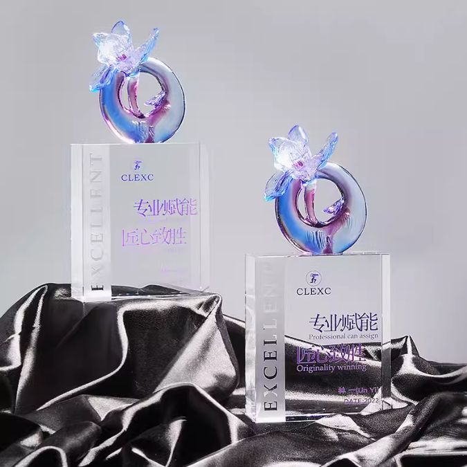 琉璃水晶獎座 - 背包客製館 1.印刷位置:可以局部印刷LOGO和標語 2.適用介紹:學校,辦公室,政府部門,小型活動,日常,展銷會 3.用途功能:絢麗出彩質感,新益求新設計,禮盒包裝,精緻大方 客製 - 背包客製館 琉璃水晶獎座