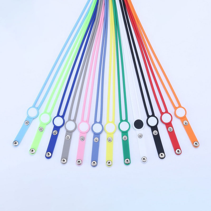 矽膠卡套掛繩 - 背包客製館 可定制長度,解放雙手,自在出行。 彈力硅膠圓繩,環保硅膠按扣。 多色可選,可以局部印刷LOGO和標語。 客製 - 背包客製館 矽膠卡套掛繩