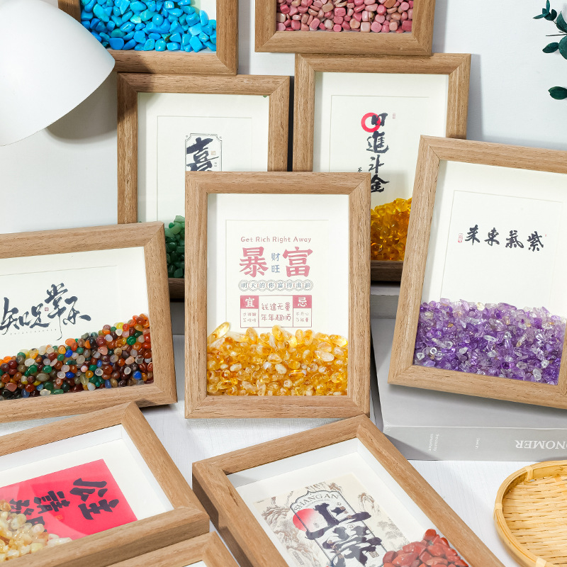 創意玉石水晶相框 - 背包客製館 創意玉石水晶相框是一種結合傳統麻將元素與現代設計的裝飾品,適合用於家居擺設,作為特殊場合的禮品或贈送給玉石水晶愛好者的禮品更合適。 創意玉石水晶相框可以作為家庭裝飾的一部分,增添文化氛圍。 這些創意玉石水晶相框不僅是展示照片的工具,更是文化和藝術的結合體,能夠為空間增添獨特的魅力。 客製 - 背包客製館 創意玉石水晶相框