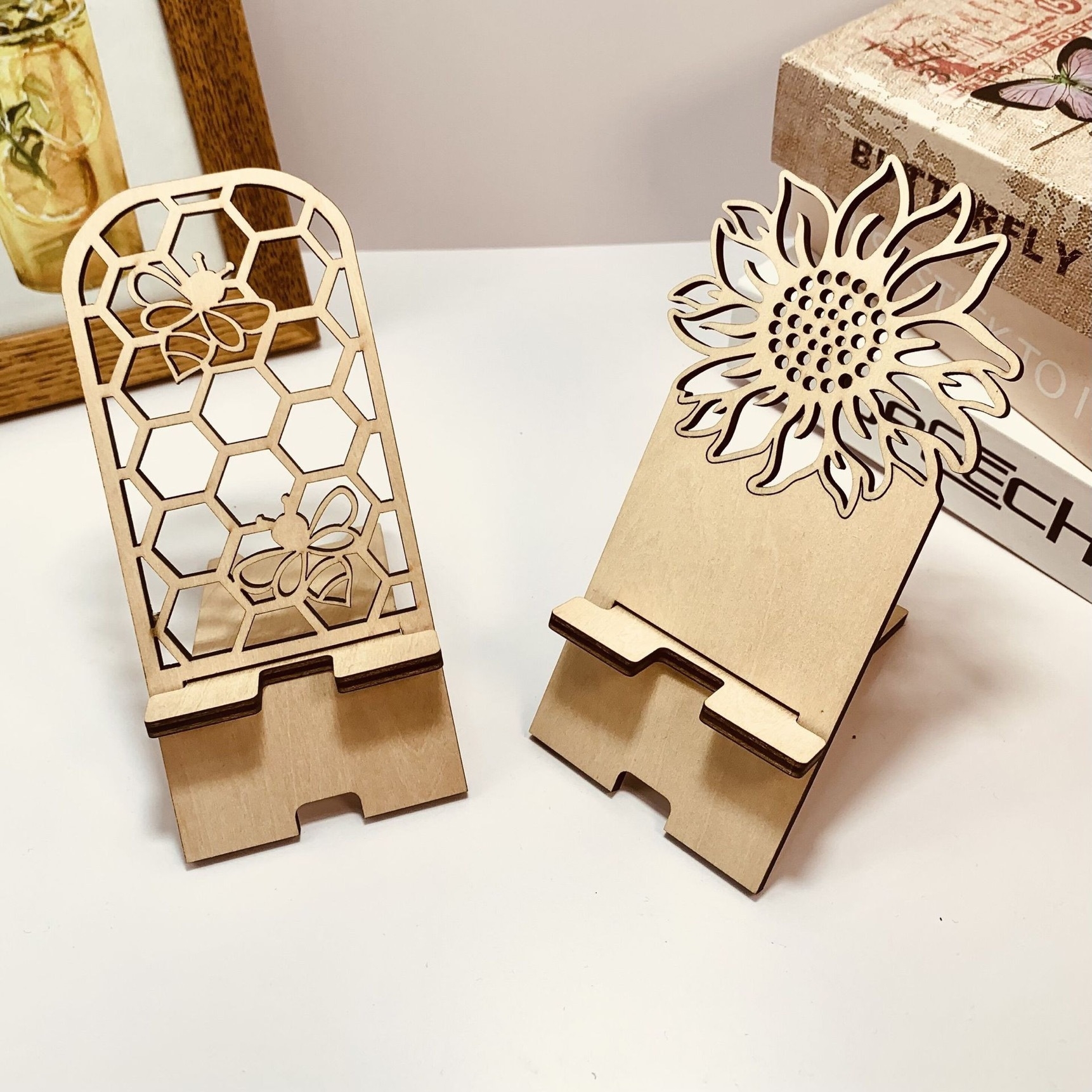 木質手機支架 - 背包客製館 1.印刷位置:可以局部印刷LOGO和標語 2.適用介紹:學校,教育機構,辦公室,政府部門,贈品派送 3客戶提供設計圖,客製客戶心儀圖案 客製 - 背包客製館 木質手機支架