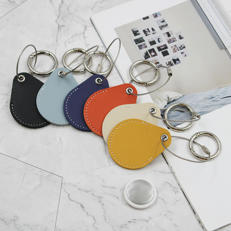 追蹤器保護套 - 背包客製館 1.印刷位置:可以局部印刷LOGO和標語 2.適用介紹:學校,教育機構,辦公室,政府部門,贈品派送 3.用途功能:保護套採用優質 PU 皮革製成,縫線細膩,防汗、防刮、耐用。 AirTag 保護套具有堅固的紐扣扣,易於安裝,可保護 AirTag 免受掉落和刮擦 客製 - 背包客製館 追蹤器保護套