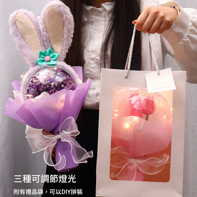 DIY永生花束 - 背包客製館 永生花束,又稱不凋花束或保鮮花束,是以鮮花為基礎,經過特殊加工處理後製成的花束。 這種特殊處理讓永生花束能保有鮮花的色澤、形狀與質感,且保存期限比鮮花更長久。 保存環境良好下的永生花束,可以維持數年的外觀。 適合各種場合 非常適合當作禮物,從高雅到可愛的風格一應俱全。 客製 - 背包客製館 DIY永生花束