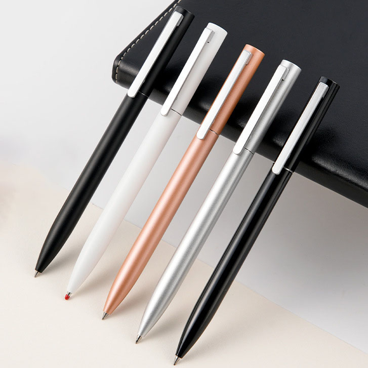 金屬筆 - 背包客製館 金屬筆書寫流暢,金屬質地,握感舒適,高端品質。 用途廣泛,適用於學校,教育機構,辦公室,政府部門,贈品派送。 可以局部印刷LOGO和標語。 客製 - 背包客製館 金屬筆