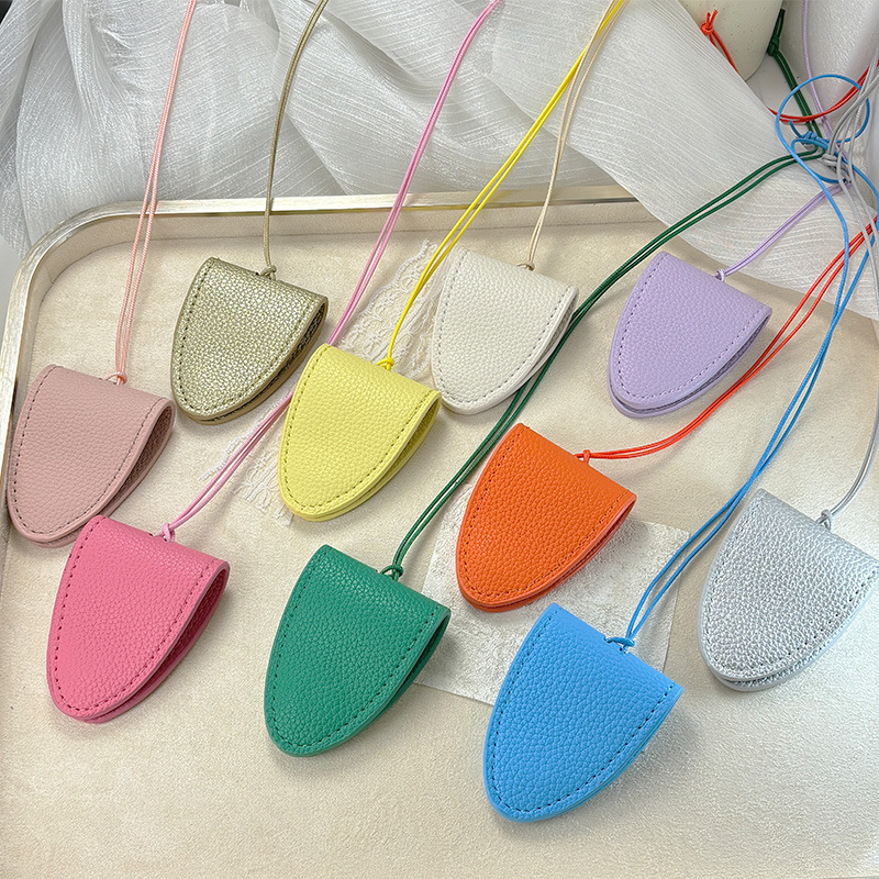 PU 磁吸掛繩眼鏡夾 - 背包客製館 PU磁吸掛繩眼鏡夾戶外出行,解放雙手,既能防止眼鏡丟失並在活動或運動過程中破裂,又能當時裝搭配單品。 個性創意禮品,加印LOGO更能體現個人風格或公司風格的標誌,極大提升宣傳效果。 用途廣泛,適用於學校,教育機構,辦公室,政府部門,贈品派送。 客製 - 背包客製館 PU 磁吸掛繩眼鏡夾