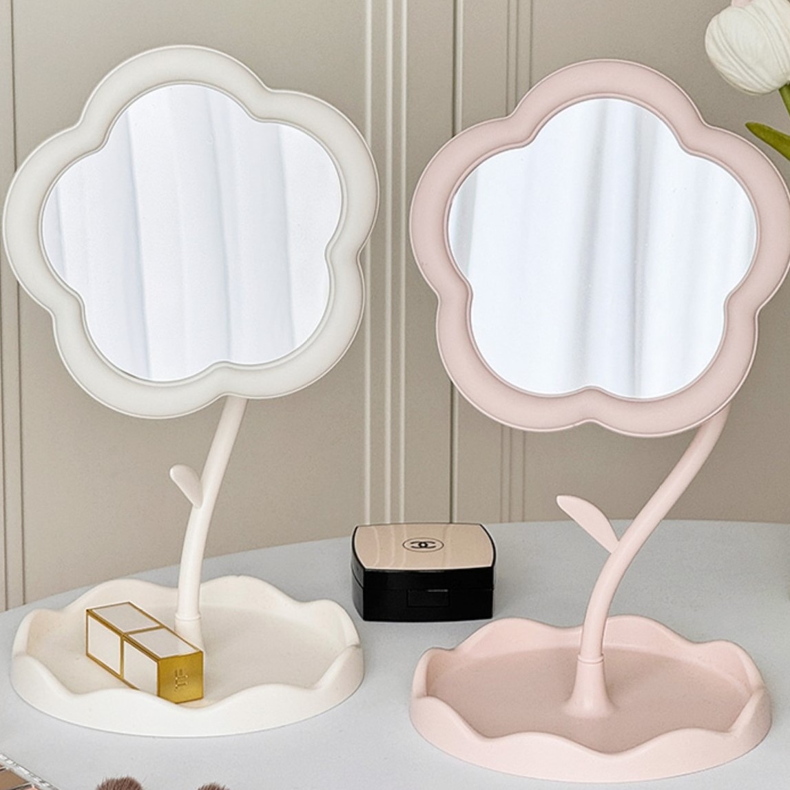 創意桌面花朵鏡子 - 背包客製館 可局部印刷LOGO或標語。 可用於學校、公司活動、政府部門、文宣或贈品派送。 鏡麵360度旋轉,底部有置物托盤,加厚材質,更結實耐用。 客製 - 背包客製館 創意桌面花朵鏡子