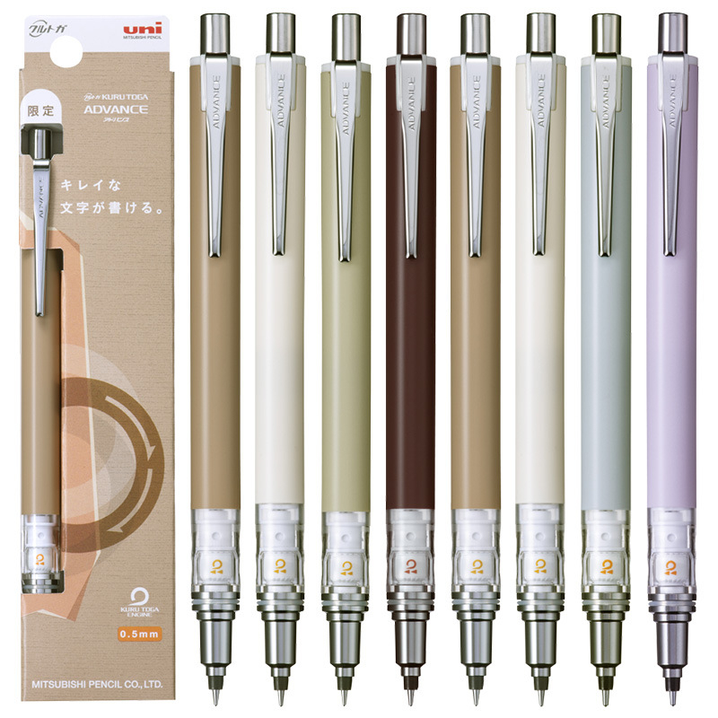 三菱自動旋轉鉛筆 - 背包客製館 1.穩定線條: 透過內部機構,筆芯在書寫過程中會持續旋轉,確保筆芯尖端始終保持銳利。這能讓您寫出的線條更為細緻、均勻,不會因為筆芯變鈍而產生粗細不一的狀況。 2.減少斷芯問題: 均勻的磨損能降低筆芯斷裂的機率,讓您在書寫過程中更安心。 3.獨特書寫體驗: 三菱自動旋轉鉛筆的旋轉機構帶來了獨特的書寫體驗,讓書寫變得更有趣。 客製 - 背包客製館 三菱自動旋轉鉛筆