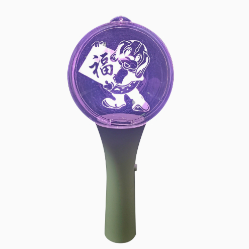 螢光棒手燈 - 背包客製館 在演唱會現場揮舞螢光棒能夠創造出美麗的燈海效果,增添視覺震撼力,讓整個場館更加光彩奪目。 透過螢光棒的顏色變換,歌迷能與表演者產生互動,表達支持和熱情,增強現場的共鳴感和參與感。 手燈成為演唱會重要的應援道具,讓粉絲們能夠統一動作,展現團結精神,營造難忘的集體回憶。 客製 - 背包客製館 螢光棒手燈