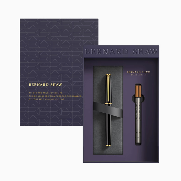 Bernard Shaw蕭伯納簽字筆星耀系列尊享禮盒 - 背包客製館 蕭伯納簽字筆的墨水流暢度高,書寫時不會斷斷續續,能確保簽名時的連貫性和美觀性。 筆尖採用特殊合金材質,耐磨損且書寫壓力適中,長時間使用也不會感到疲勞或刮傷紙張。 筆身設計符合人體工學,握感舒適自然,加上防滑處理,即使長時間書寫也能保持穩定性。 客製 - 背包客製館 Bernard Shaw蕭伯納簽字筆星耀系列尊享禮盒