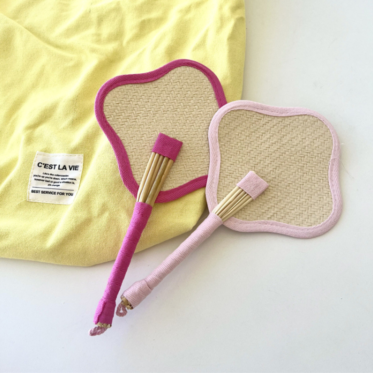 四葉草草編扇 - 背包客製館 環保天然:草編扇由天然植物編織而成,可自然分解,減少環境負擔,使用安心無虞。 手工藝品:每一把草編扇都是手工製作,蘊含獨特工藝,不僅實用,更具收藏價值。 輕巧便攜:草編扇輕巧易攜帶,方便在炎炎夏日隨時隨地帶來一陣清涼。 客製 - 背包客製館 四葉草草編扇